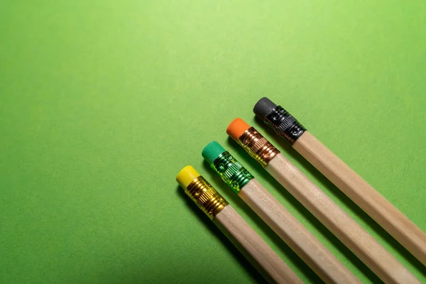Dřevěné Tužky Barevnými Gumami Zeleném Pozadí — Stock fotografie