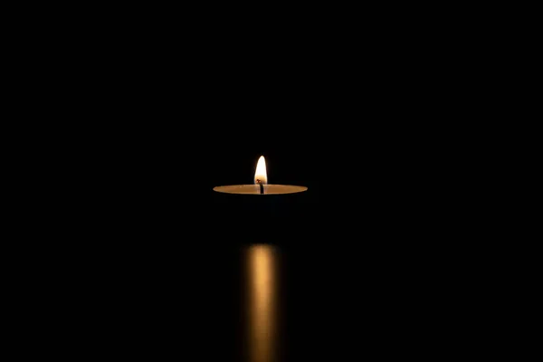 Single Burning Candle Dark Copy Space — Stock Photo, Image