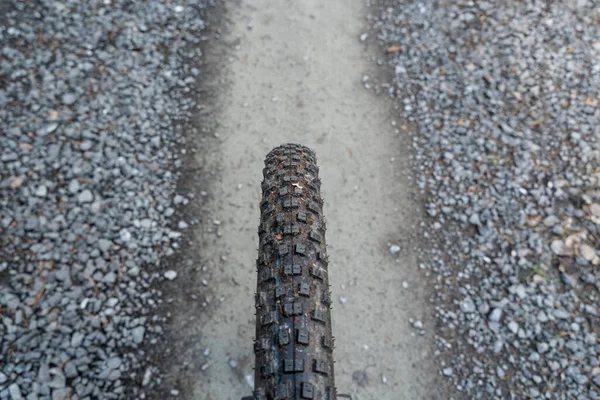 Pneus Bicicleta Montanha Uma Estrada Cascalho — Fotografia de Stock