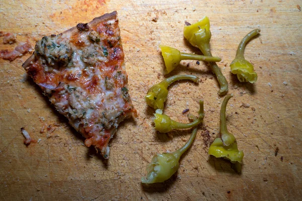 Pedazo Mordido Pizza Atún Pepperoni Picado Una Tabla Madera —  Fotos de Stock