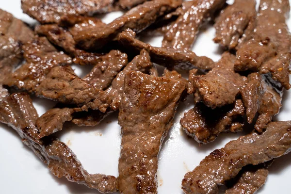 Leckere Gebratene Rindfleischstücke Auf Einem Weißen Teller — Stockfoto