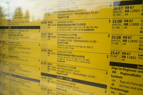 Fahrplan Der Deutschen Bahn Bahnsteig Ramstein Mit Abfahrts Und Ankunftszeiten — Stockfoto