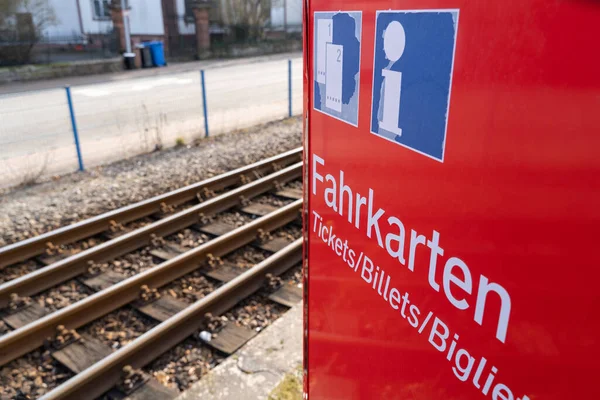 Fahrkartenautomat Der Deutschen Bahn Mit Bahngleisen Hintergrund — Stockfoto