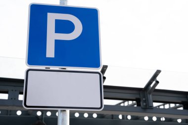 Metin için kopyalama alanı olan mavi araba park işareti
