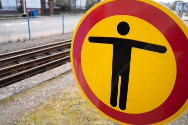 Tren istasyonunda arka planda raylar olan 