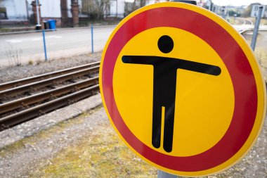 Tren istasyonunda arka planda raylar olan geçiş işareti yok