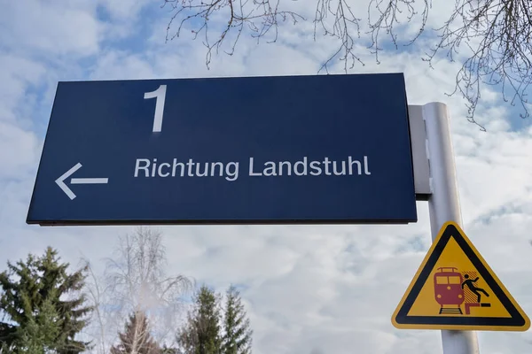 Bahnhofsschild Der Deutschen Bahn Richtung Landstuhl Rheinland Pfalz — Stockfoto