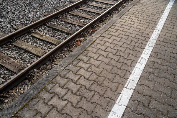 Piattaforma Una Stazione Ferroviaria Con Binari — Foto Stock