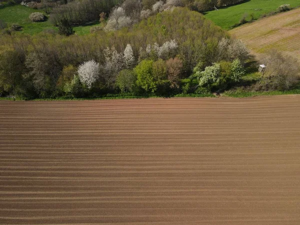 田舎の土と耕された新鮮な耕地の上からの眺め — ストック写真