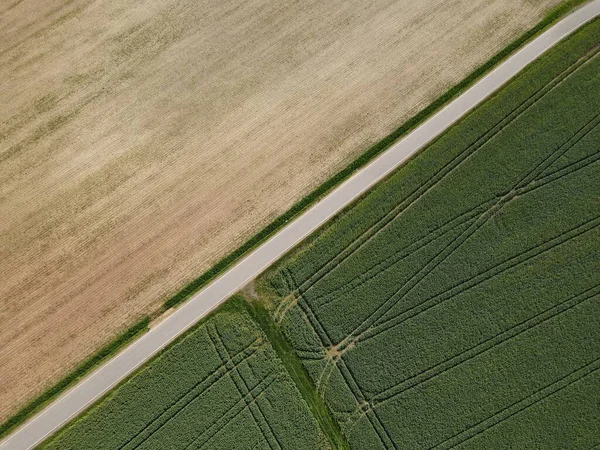 Uitzicht Van Bovenaf Een Asfaltweg Het Platteland Tussen Geploegde Landbouwgrond — Stockfoto