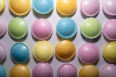 Bir sürü renkli yuvarlak şekerlemeli arka plan