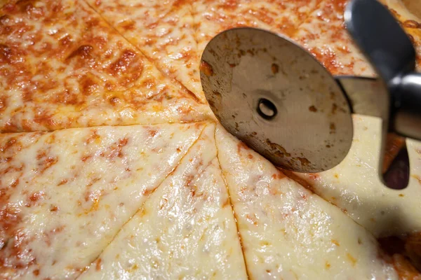 Cortador Pizza Una Pizza Rodajas Con Salsa Tomate Queso —  Fotos de Stock