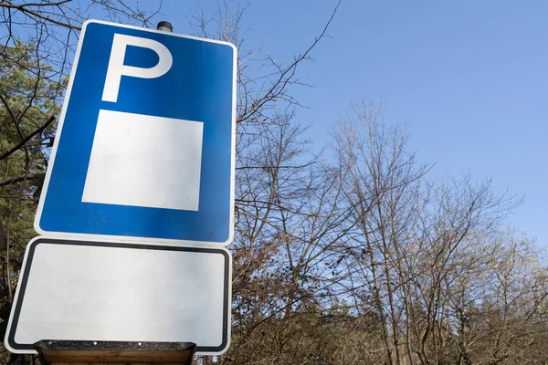 Blaues Parkschild Für Fahrzeuge Mit Buchstabe Und Viel Platz Für — Stockfoto