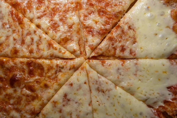 Закрыть Запечённую Нарезанную Пиццу Маргарита Томатным Соусом Сыром — стоковое фото