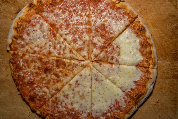 Sült Szeletelt Pizza Margherita Egy Fórumon — Stock Fotó