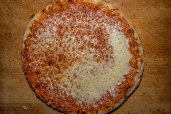 Pizza Margherita Recién Horneada Con Salsa Tomate Queso Sobre Una —  Fotos de Stock