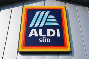 Aldi 'nin reklam tabelası mağazanın ön cephesinde dava açtı.