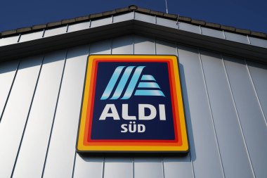 Aldi 'nin reklam tabelası mağazanın ön cephesinde dava açtı.