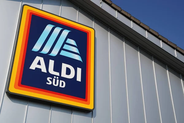 Aldi 'nin reklam tabelası indirimciye karşı dava açtı. 