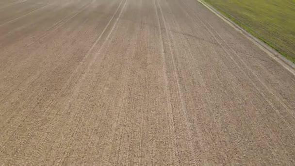 Drohnenschuss Auf Gepflügtes Ackerland Mit Erde Frühjahr — Stockvideo