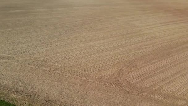 Снимок Беспилотника Свежевспаханной Сельхозугодия Грунтом Весной — стоковое видео