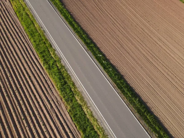 Vista Cima Uma Estrada Asfalto Entre Terra Arado Agricultura Com — Fotografia de Stock