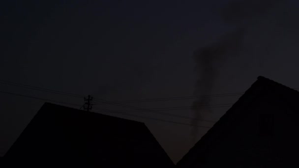 夜にガスヒーターから煙突が蒸気を出す家 — ストック動画