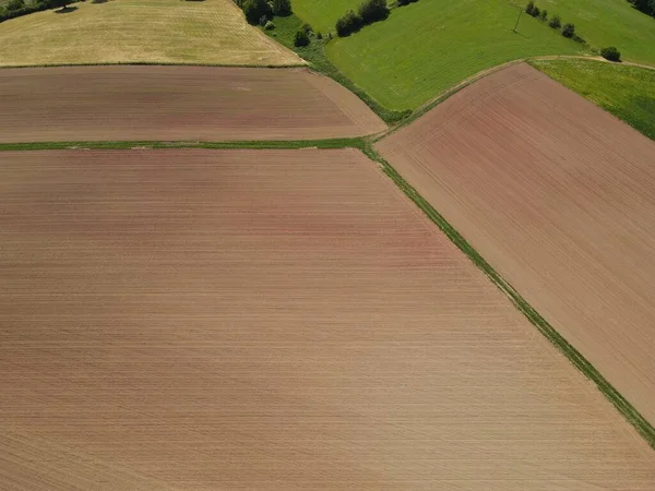 Ackerflächen Mit Braunem Boden Sommer Von Oben Gepflügt — Stockfoto