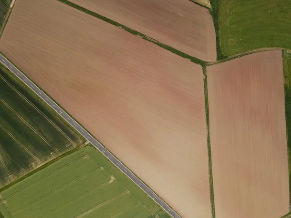 Drone Widok Gruntów Rolnych Brązowymi Ornymi Polami Uprawnymi Zielonych Pól Zdjęcia Stockowe bez tantiem