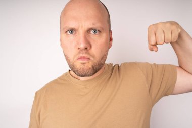 Genç adam agresif görünüyor ve elini yumrukluyor.