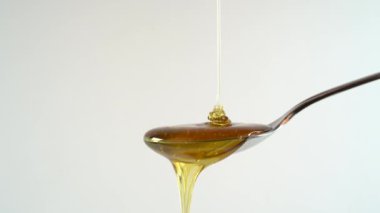 Bal taşana kadar kaşığa akar.