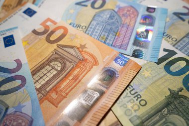 20 Euro, 50 Euro ve 100 Euro 'luk banknotlarla para geçmişi