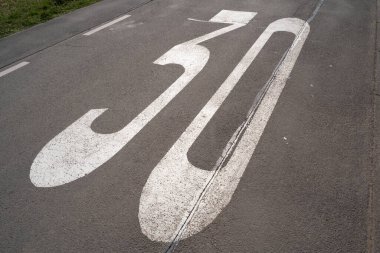 Yolda yavaşlamak için saatte 30 kilometre boyanıyor. 