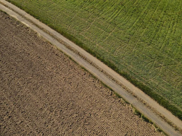 Luftaufnahme Einer Feldstraße Zwischen Grüner Ernte Und Gepflügtem Dreck Der — Stockfoto