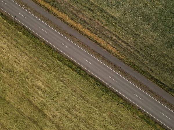 Drone Uitzicht Een Weg Het Landschap Tussen Gemaaide Grasvelden — Stockfoto