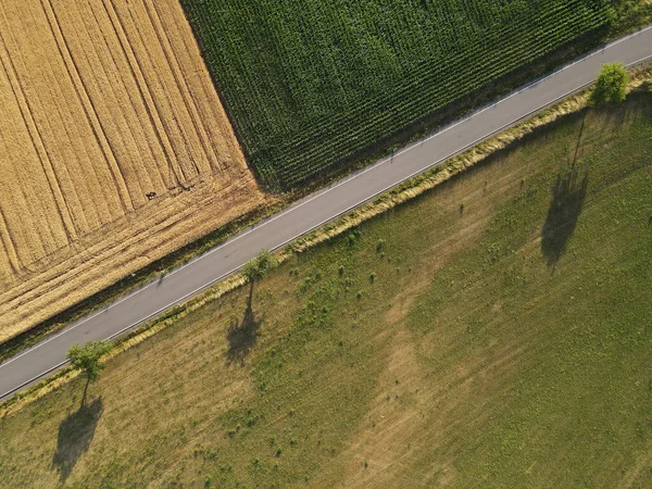 Αεροφωτογραφία Ασφαλτοστρωμένου Δρόμου Μεταξύ Καλλιεργειών Και Αγρών Χόρτου Στο Τοπίο — Φωτογραφία Αρχείου