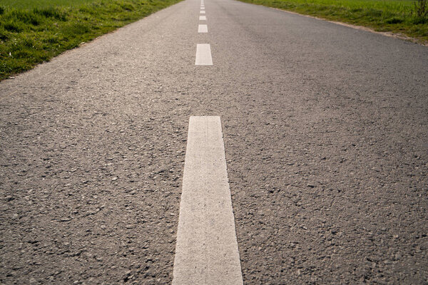 Дорога с белыми полосами в пейзаже 