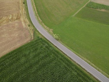 Arazideki tarlalar arasındaki bir yolun havadan görünüşü 