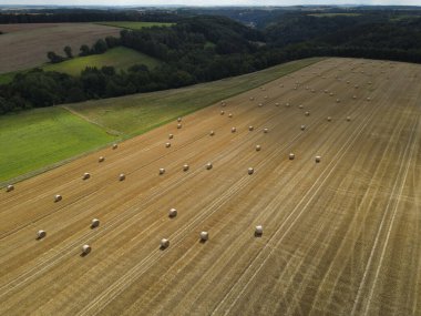 Arazideki saman balyalarının havadan görünüşü 