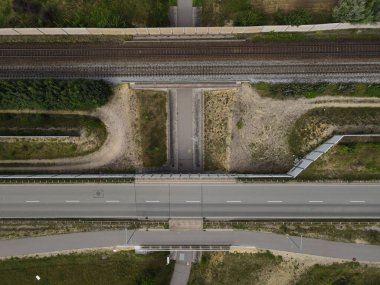 Asfalt yolu ve demiryolu raylarının üstünden görüntüle 