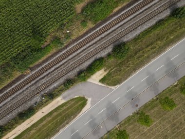 Manzarada asfalt bir yol ve demiryolu manzarası