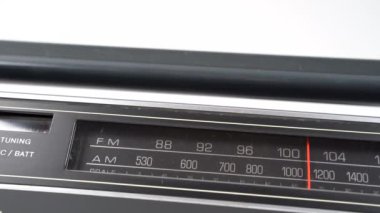 Eski bir analog kasetçalardan bir radyo kadranının görüntüsü