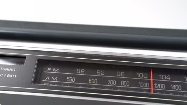 古いアナログカセットレコーダーからのラジオダイヤルの眺め — ストック動画