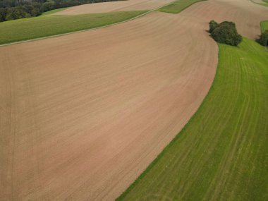 Kırsal kesimde kahverengi ve yeşil tarım alanları 