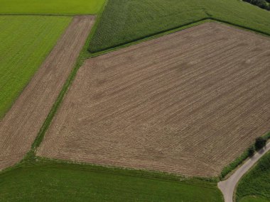 Kırsal kesimdeki tarım alanlarının insansız hava aracı görünümü 