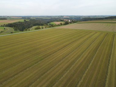 Yazın sonlarında hasat edilmiş ve biçilmiş tarlaları olan bir kırsal bölge. 