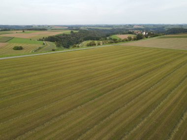 Yazın sonlarında kırsal kesimlerde biçilen ve hasat edilen tarım alanlarının yukarıdan görünüşü 