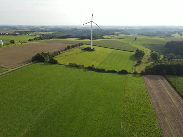 Tarım alanları ve rüzgar türbiniyle yukarıdan manzara 