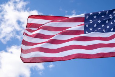Mavi bulutlu gökyüzünde Amerikan bayrağı