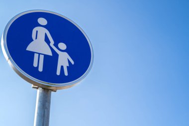 Arka planda mavi gökyüzü olan yuvarlak yaya işareti 